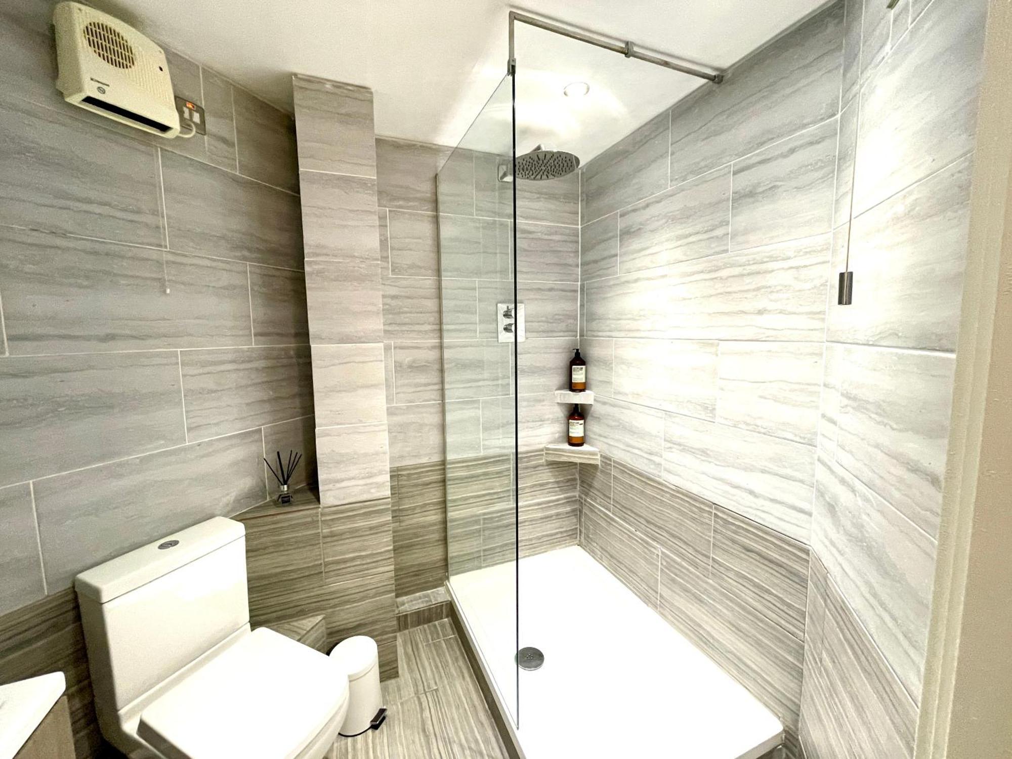 Rnm - Business Professionals Stay, Walsall City Centre, 2 Bedroom With Ensuite And Bathroom, Entire Place, Kitchen & Washroom With Amenities, Smart Tv, Easy Access, Fast Wifi, Parking Nearby, Great Transport Links Γουόλσολ Εξωτερικό φωτογραφία