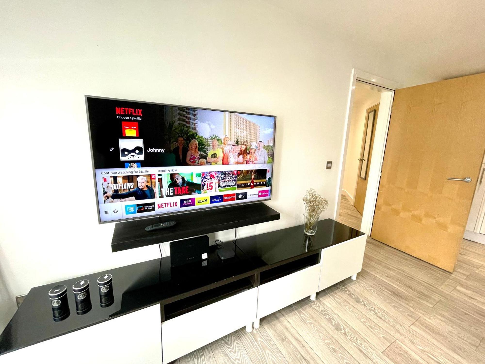 Rnm - Business Professionals Stay, Walsall City Centre, 2 Bedroom With Ensuite And Bathroom, Entire Place, Kitchen & Washroom With Amenities, Smart Tv, Easy Access, Fast Wifi, Parking Nearby, Great Transport Links Γουόλσολ Εξωτερικό φωτογραφία