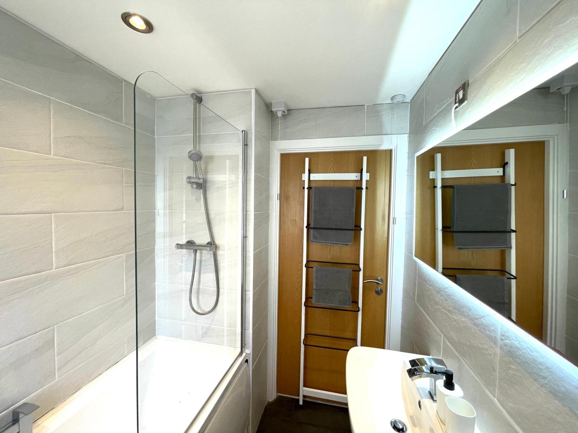 Rnm - Business Professionals Stay, Walsall City Centre, 2 Bedroom With Ensuite And Bathroom, Entire Place, Kitchen & Washroom With Amenities, Smart Tv, Easy Access, Fast Wifi, Parking Nearby, Great Transport Links Γουόλσολ Εξωτερικό φωτογραφία