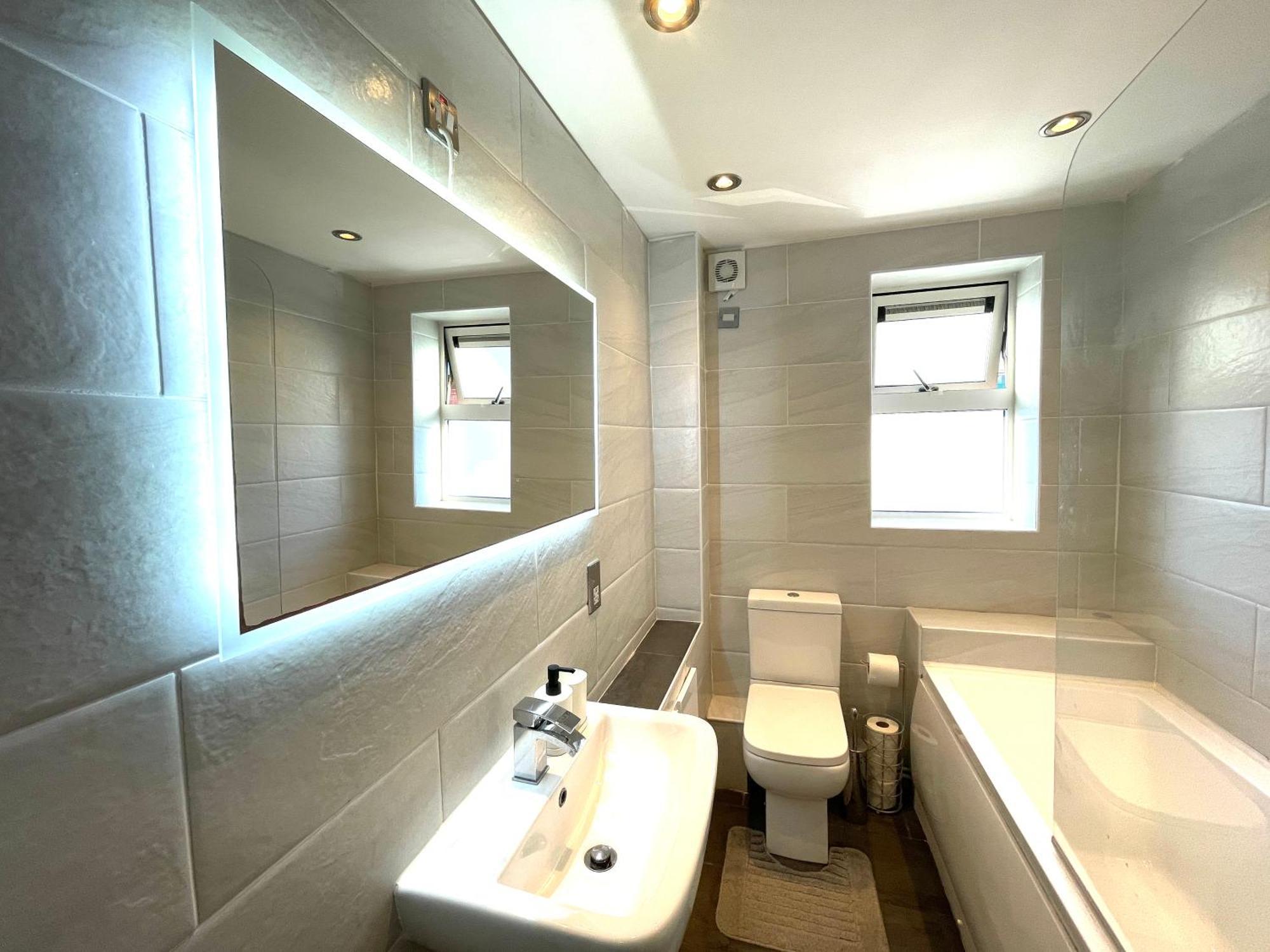 Rnm - Business Professionals Stay, Walsall City Centre, 2 Bedroom With Ensuite And Bathroom, Entire Place, Kitchen & Washroom With Amenities, Smart Tv, Easy Access, Fast Wifi, Parking Nearby, Great Transport Links Γουόλσολ Εξωτερικό φωτογραφία