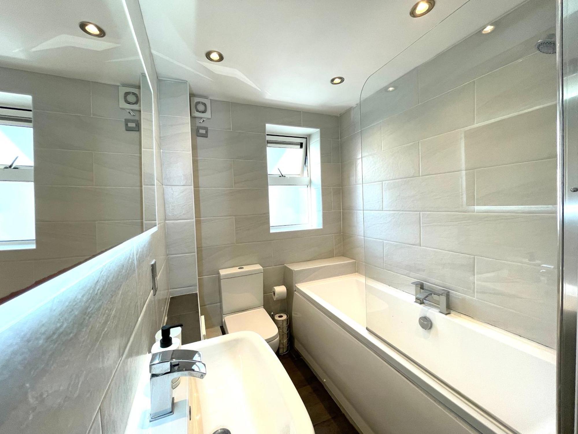 Rnm - Business Professionals Stay, Walsall City Centre, 2 Bedroom With Ensuite And Bathroom, Entire Place, Kitchen & Washroom With Amenities, Smart Tv, Easy Access, Fast Wifi, Parking Nearby, Great Transport Links Γουόλσολ Εξωτερικό φωτογραφία