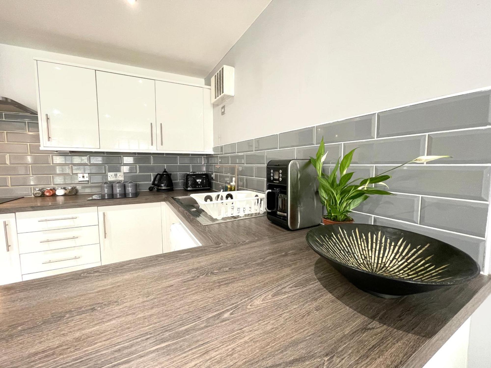 Rnm - Business Professionals Stay, Walsall City Centre, 2 Bedroom With Ensuite And Bathroom, Entire Place, Kitchen & Washroom With Amenities, Smart Tv, Easy Access, Fast Wifi, Parking Nearby, Great Transport Links Γουόλσολ Εξωτερικό φωτογραφία