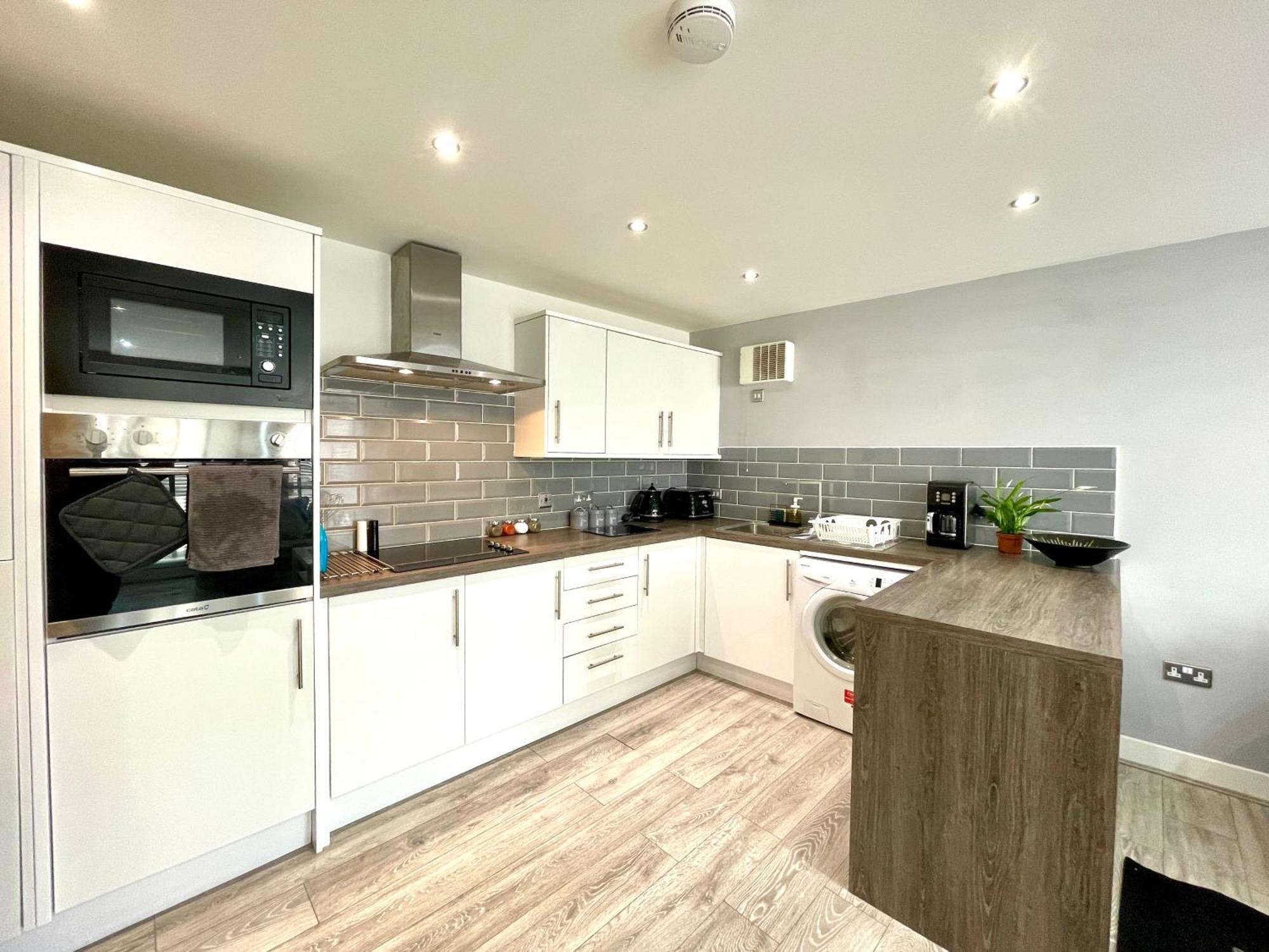 Rnm - Business Professionals Stay, Walsall City Centre, 2 Bedroom With Ensuite And Bathroom, Entire Place, Kitchen & Washroom With Amenities, Smart Tv, Easy Access, Fast Wifi, Parking Nearby, Great Transport Links Γουόλσολ Εξωτερικό φωτογραφία
